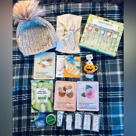 Bath & Body Works Handbags - Bath and body works fall bundle